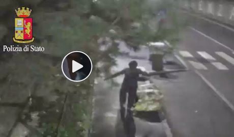 Milano, donna sgozzata nel parco: Polizia diffonde il video