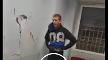 Fermato dalla Polizia sfonda muro della caserma a pugni e testate