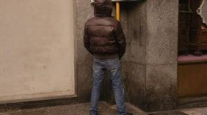 urinare in strada