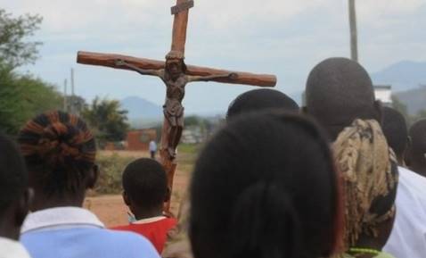 Nigeria, camion sulla processione: 5 morti Nigeria, camion sulla processione: 5 morti