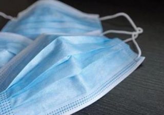 mettere la mascherina e distanziamento