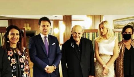 Giuseppe Conte senza mascherina
