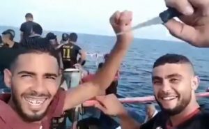 migranti partono armati di coltelli
