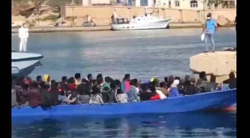 sbarcati 93 migranti