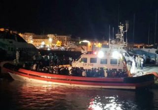 sbarcati 41 migranti
