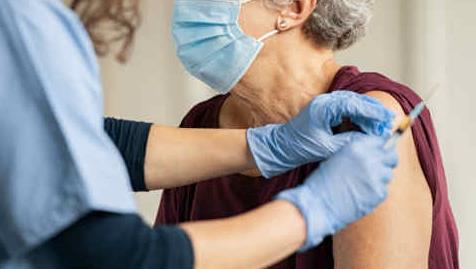 vaccinati contagiati anziani e operatori positivi