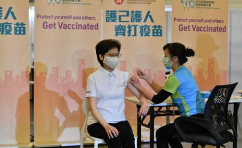 Hong Kong la gente rifiuta il vaccino
