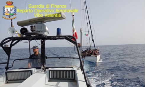Guardia di Finanza traghetta 179 migranti nel porto di Crotone
