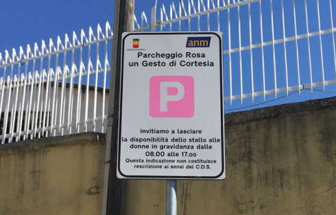 napoli parcheggio rosa