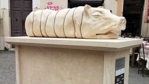 statua della porchetta