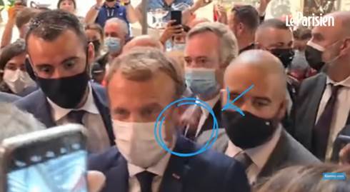 macron colpito da un uovo