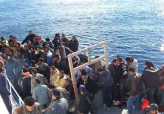 nave turca traghetta 400 migranti in grecia