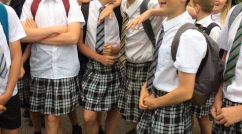 scuola inclusiva maschi invitati a indossare la gonna