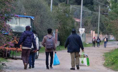 migranti fuggono dal centro di accoglienza