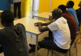 migranti irregolari a lezioni di antifascismo