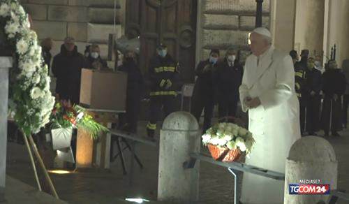 Bergoglio: omaggio alla Madonna alle 6 del mattino
