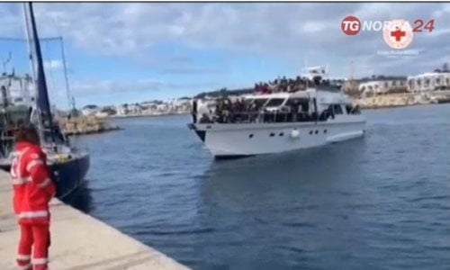 152 migranti sbarcano su uno yacht