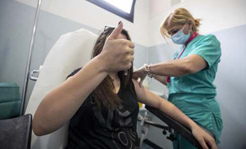 Variante Omicron diffusa soprattutto tra persone giovani e vaccinate