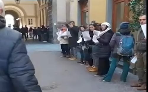 Lucca, gente in coda per denunciare il governo