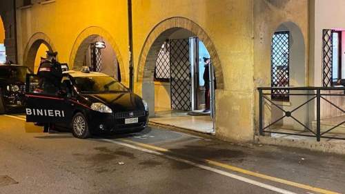 si dà fuoco in strada