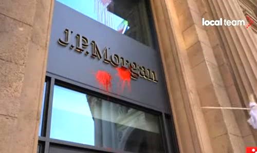 studenti lanciano vernice contro gli uffici JP Morgan