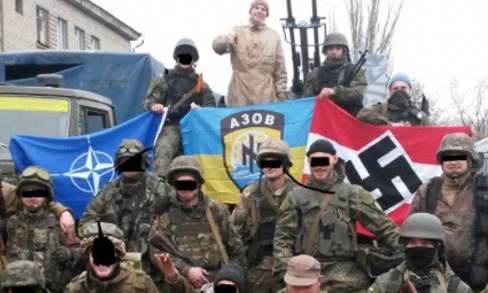 neonazisti ucraini con la bandierta della Nato