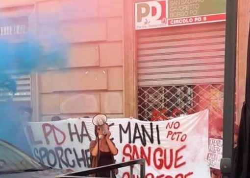 Torino scritta ''Il PD ha le mani sporche del sangue