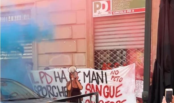 Torino scritta ''Il PD ha le mani sporche del sangue
