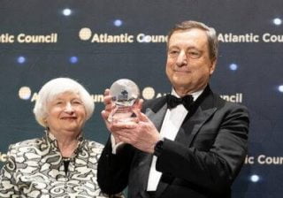 Draghi riceve il premio di 'politico dell'anno'