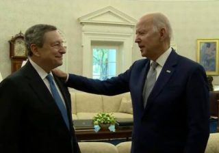 Draghi e Biden bacio della pantofola