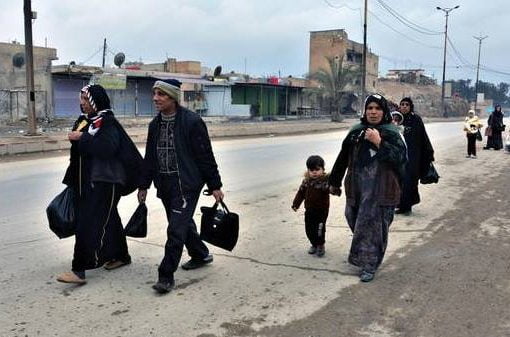 Civili siriani in fuga nella regione di Hasake nel nord della Siria