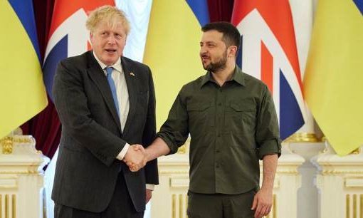 “Tutti onesti, laboriosi e ladri” Johnson di nuovo in visita a Kiev