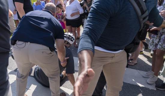 Joe Biden cade dalla bicicletta
