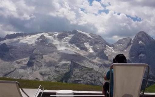 Marmolada, crolla seracco di ghiaccio: almeno 5 morti Marmolada seracco
