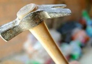 aggressione a colpi di martello