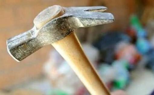 aggressione a colpi di martello