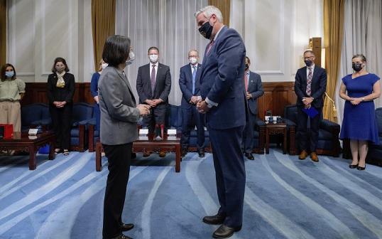 Taiwan: presidente Tsai riceve il governatore dell'Indiana Eric Holcomb