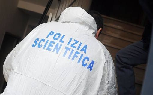 Latina, 63enne disabile uccisa a coltellate: fermata ex badante polizia scientifica