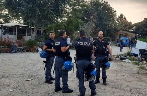 polizia campo rom