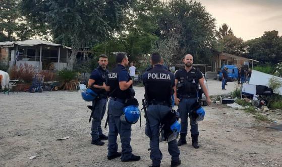 polizia campo rom
