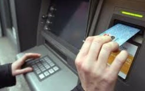 Livorno, anziana derubata al bancomat: arrestati due sudamericani bancomat