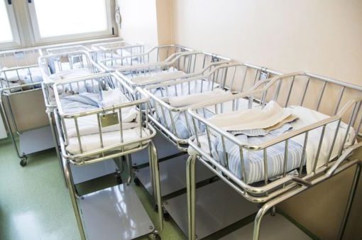 Istat, nascite ancora in calo in Italia: nel 2024 ai minimi storici culle vuote