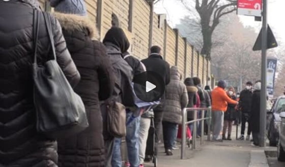 poveri in coda per il cibo