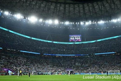 Qatar 2022, guardia di sicurezza precipita dallo stadio e muore stadio Qatar