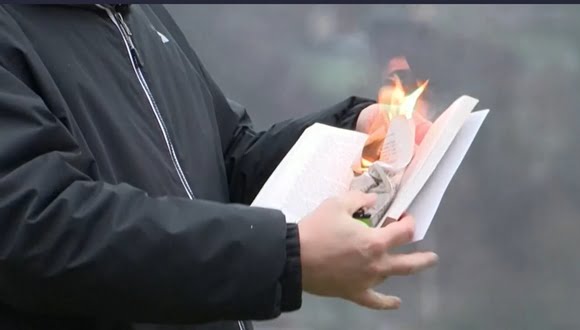 attivista brucia Corano
