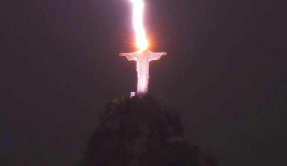 Cristo Redentore fulmine