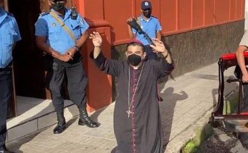 Nicaragua: vescovo rifiuta esilio, condannato a 26 anni vescovo cattolico Rolando Alvarez