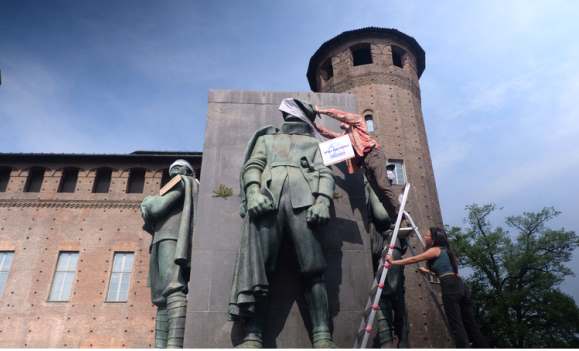 Torino, ecologisti bendano le statue