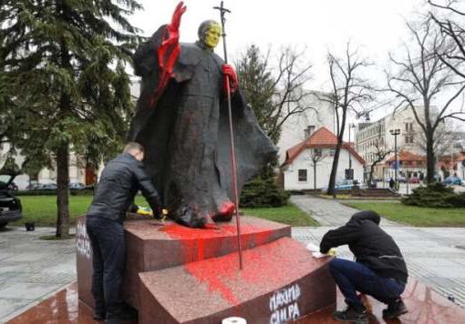 Polonia, imbrattato con vernice monumento di Giovanni Paolo II imbrattato con vernice monumento di Giovanni Paolo II