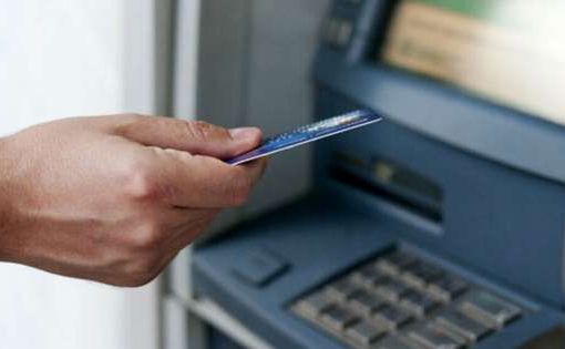 Prelevano con carte di credito rubate in chiesa: arrestati tre cubani carte di credito rubate